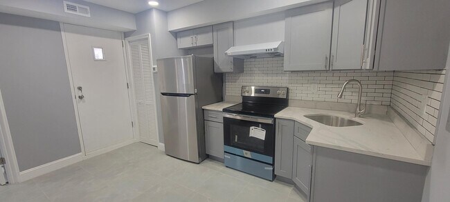 Building Photo - 304 S 13th St