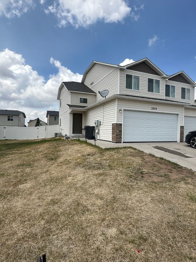 Foto del edificio - 4 BEDROOM, 3.5 BATHROOM, SADDLE RIDGE TWIN HOME WITH 2 CAR ATTACHED GARAGE