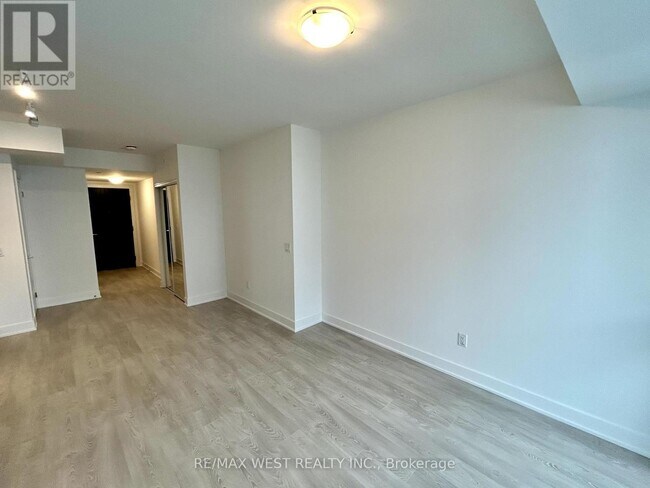 Photo du bâtiment - 2545-2545 Simcoe St N