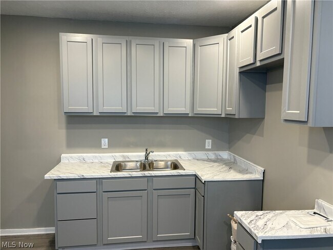 Building Photo - 1924 E 123rd St