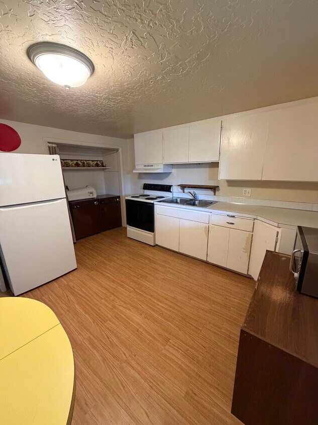 Building Photo - Lava Fife Triplex