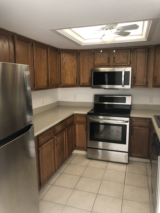 Kitchen - 13303 Broadhurst Loop