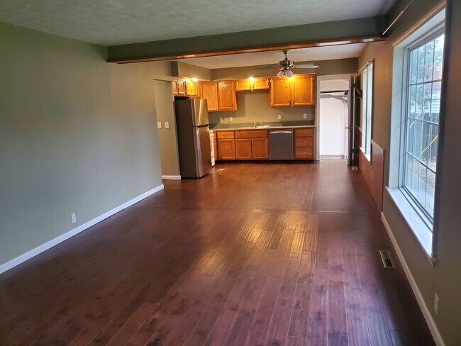 Kitchen - 1477 Passavant Dr