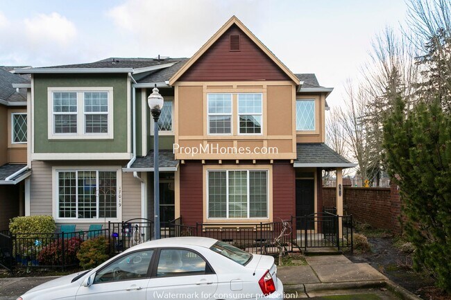 Foto del edificio - Two Bedroom End Unit Townhouse In Beaverto...