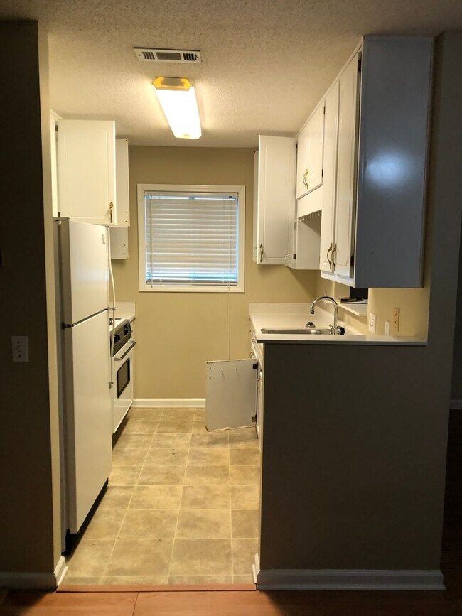 Foto del edificio - Rolling Acres - End Unit!  CARPET/LVP. WAS...