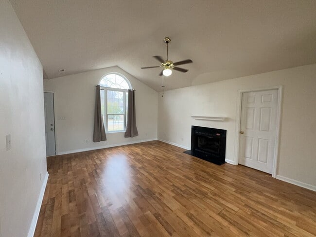 Foto del edificio - Spacious 3 Bedroom Home-122 Horse Shoe Bend