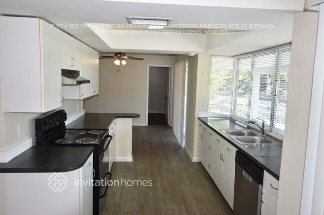 Building Photo - 1612 W River Dr