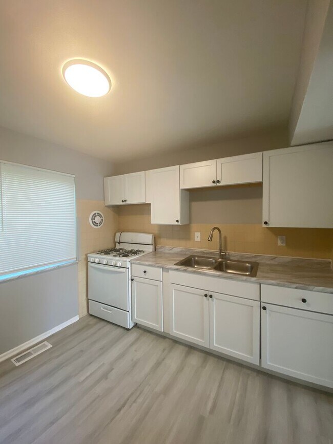 Foto del edificio - Renovated 2 Bed 1 Bath 1ST FLOOR!