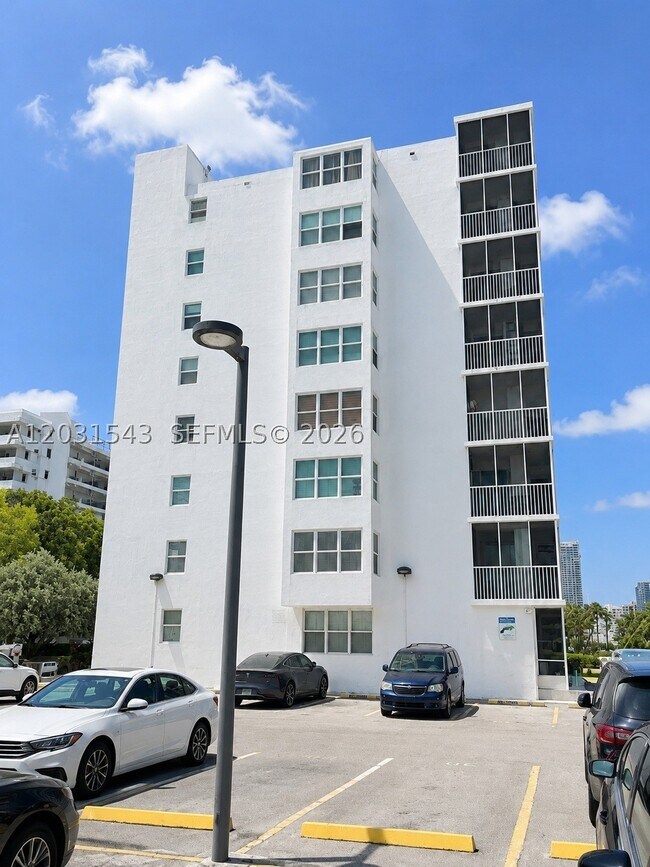 Foto del edificio - 3660 NE 166th St