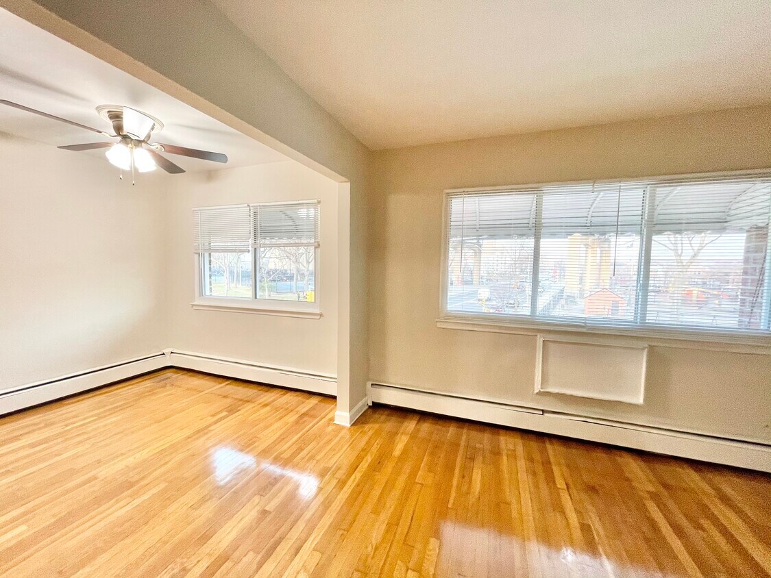 Primary Photo - 2104 Hoyt Ave S