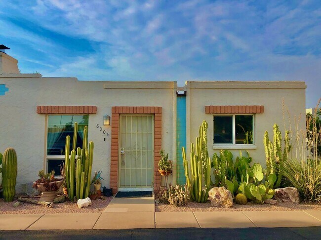 Building Photo - 2 bedroom townhome near Old Town Scottsdale!