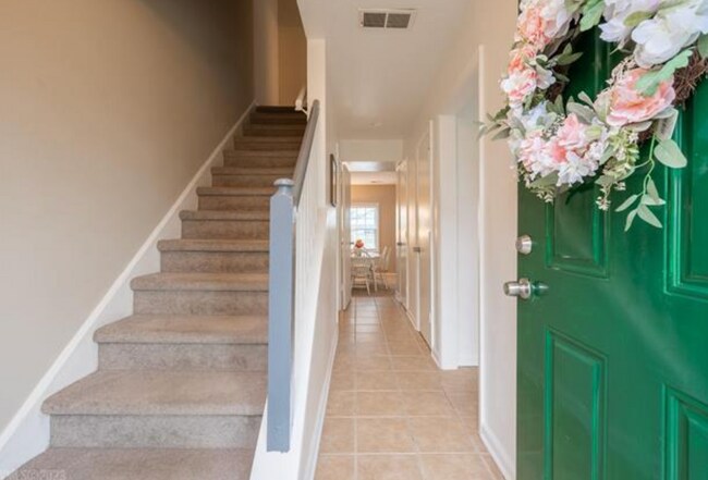 Entrance - 230 Huntington Ln