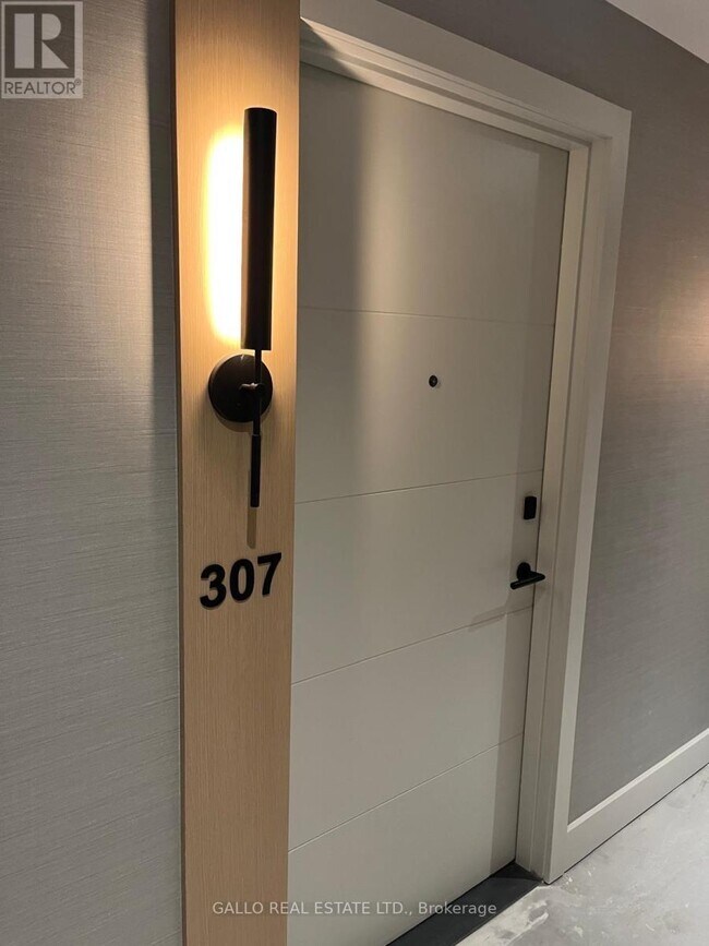 Photo du bâtiment - 8 Manor Rd W