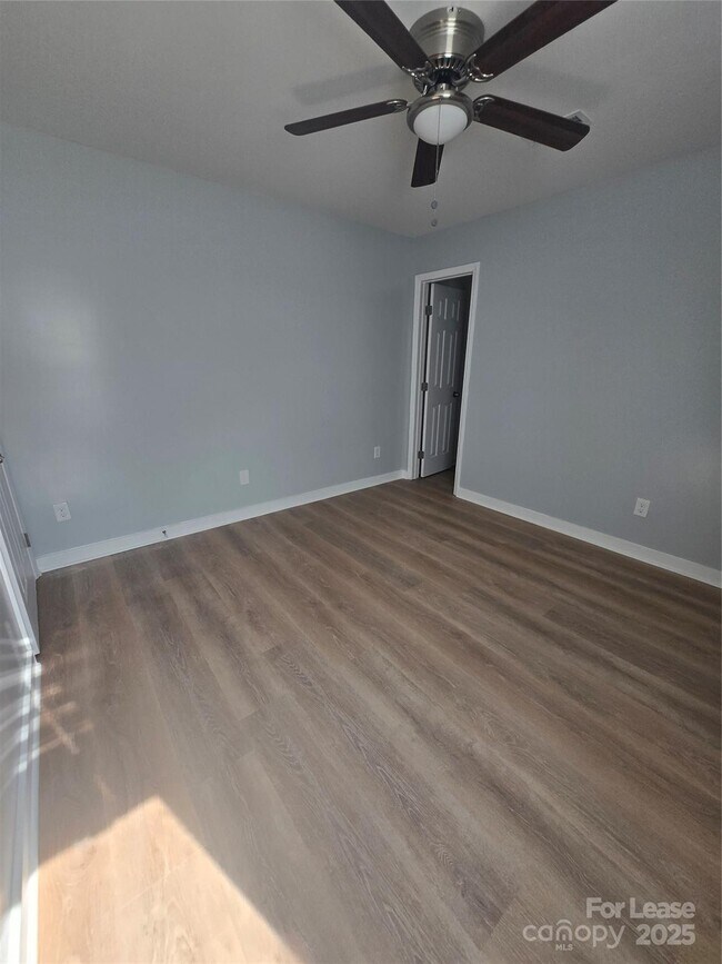 Foto del edificio - 3100 Dawnshire Ave