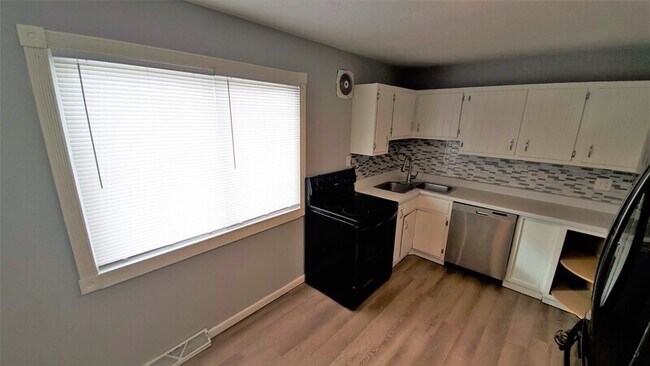 Foto del edificio - 5235 Harbet Ave NW