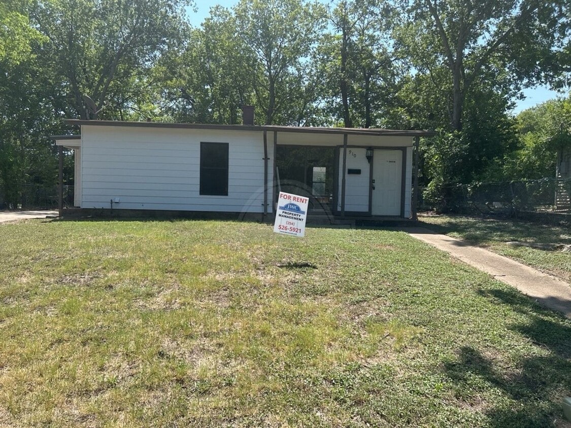 Primary Photo - 910 Evergreen Dr