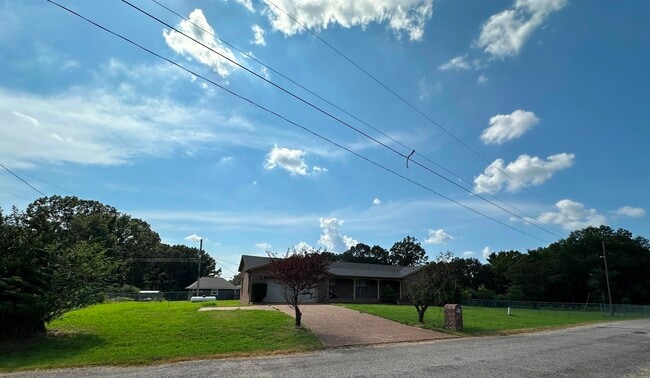 Building Photo - 400 Thomas Rd