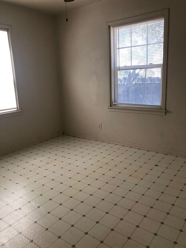Foto del edificio - 2 Bedroom, 1 Bath Home for Rent on a HUGE ...