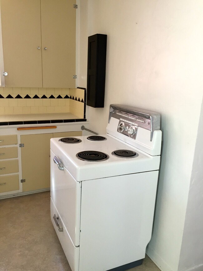 Building Photo - 1064 E 200 S