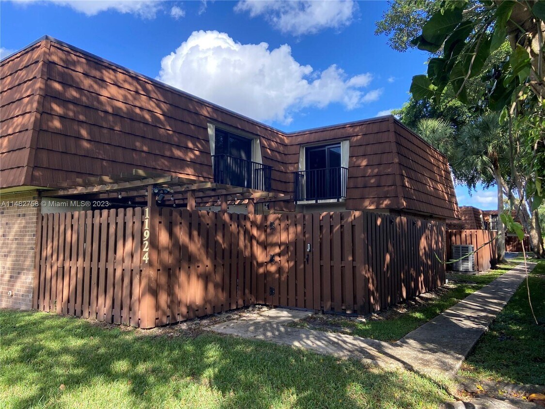 11924 SW 9th Manor, Davie, FL 33325 Townhome Rentals in Davie FL