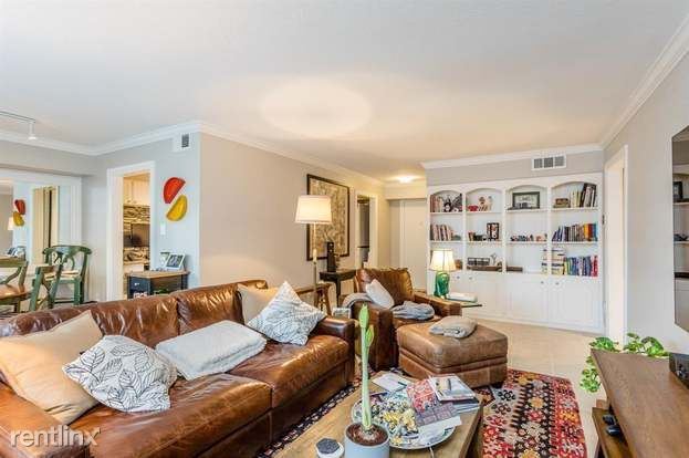 Foto principal - 361 N Post Oak Ln