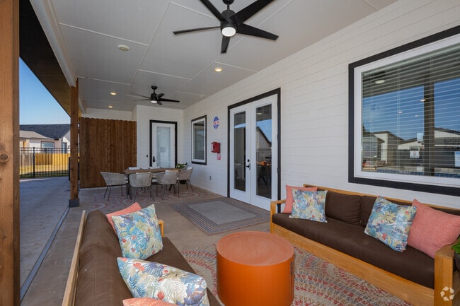 Pool Lounge - Creek 27