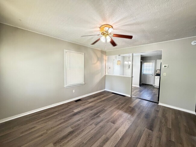 Building Photo - 2 Bedroom, 1 Bathroom Home For Rent!!