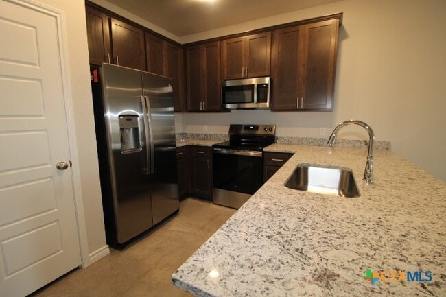 Building Photo - 640 Pacific Crest Trl
