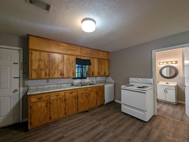 Building Photo - 20th Street Triplex