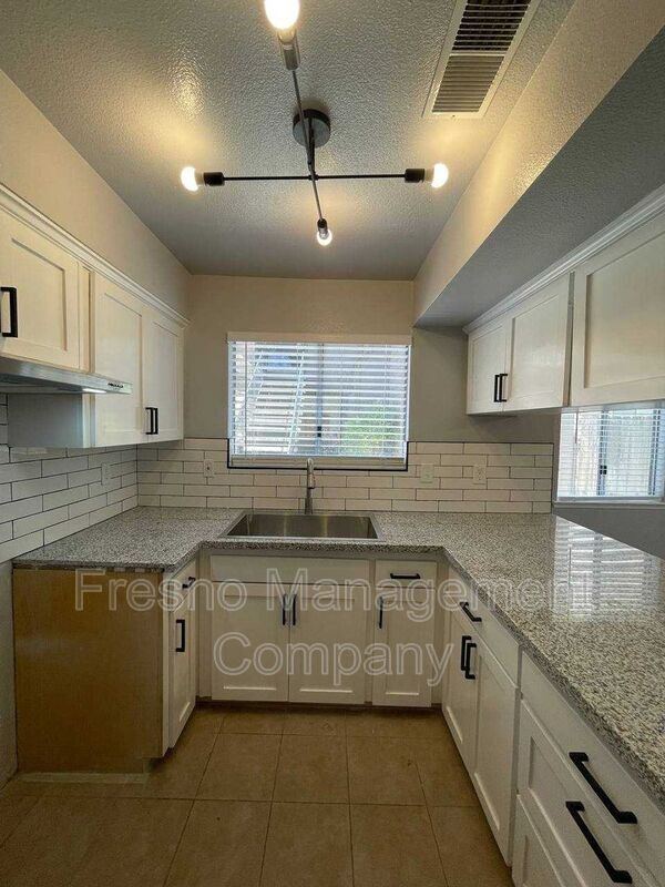 Foto del edificio - 3306 W Shields Ave