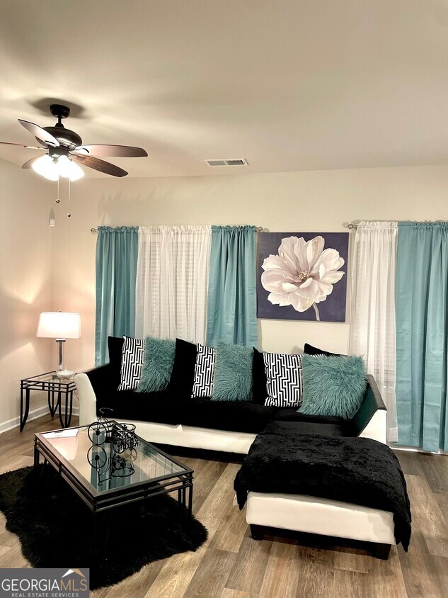 Foto principal - 6037 Oak Bend Ct
