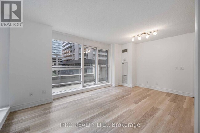 Photo du bâtiment - 763-763 Bay St.
