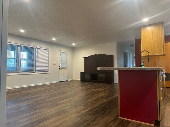 Building Photo - 3 Bedroom Ranch Home in Dover, Ohio