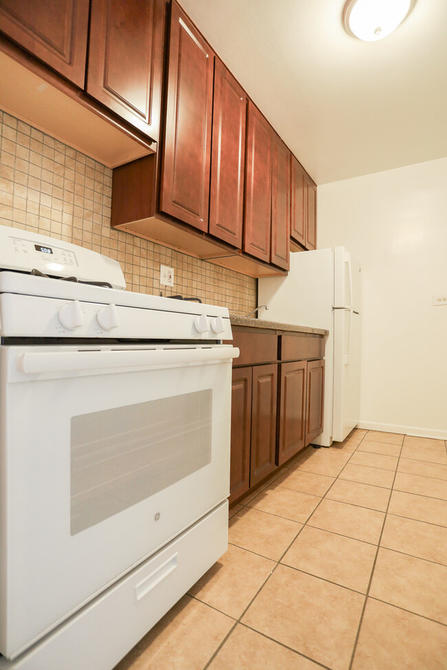 Building Photo - 1055 W Catalpa Ave