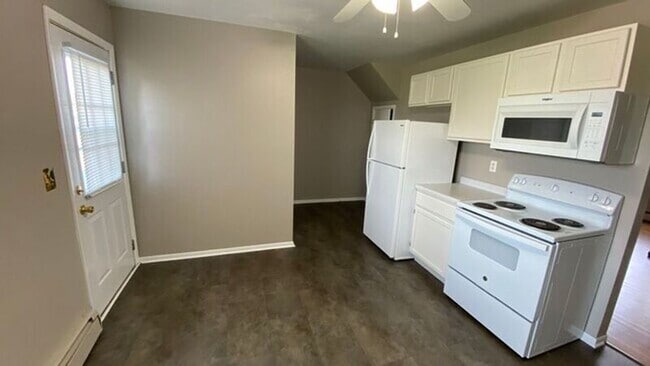 Building Photo - 8551 Elm St