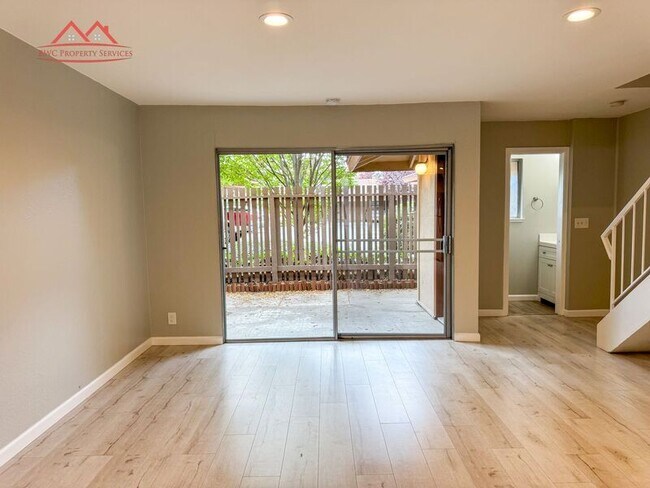 Foto del edificio - 236 Red Oak Dr E