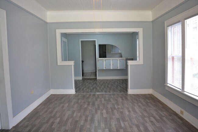 Building Photo - 859 Thomas Street