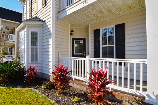 Building Photo - 550 Delafield Dr