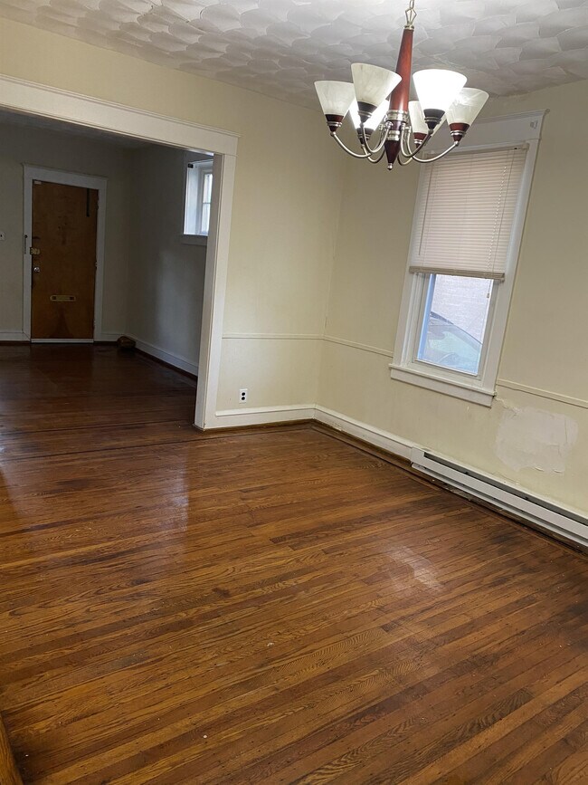 Building Photo - 219 W 35th St