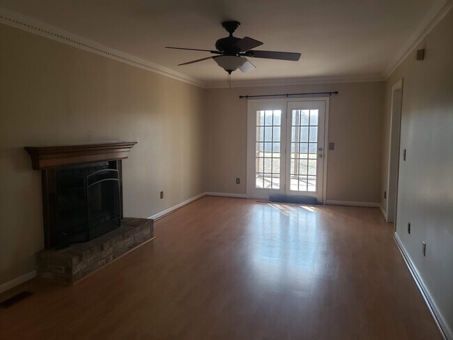 Building Photo - 2180 Riverway Dr