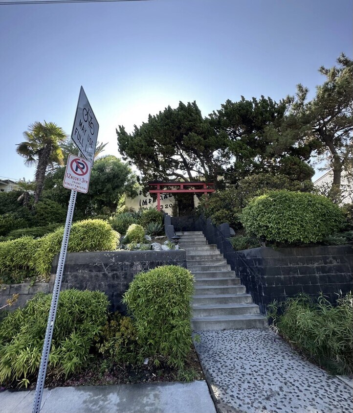 Primary Photo - 3320 Griffith Park Blvd