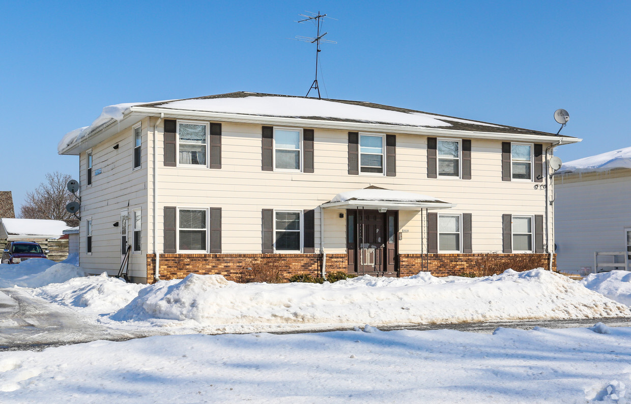 Building Photo - 2420 Camelot Boulevard