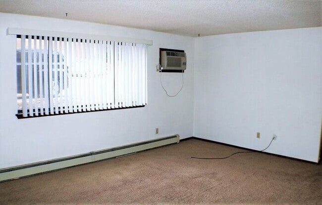 Building Photo - 415 Woodside Dr