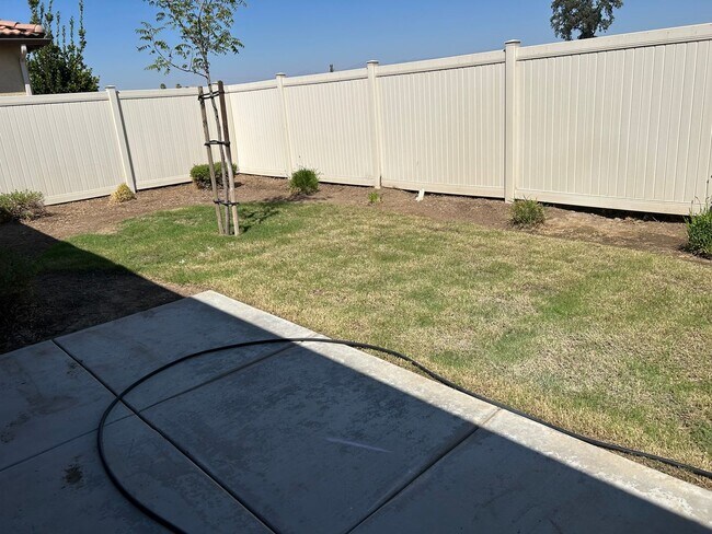 Building Photo - Like New Energy Efficient 3 Bedroom