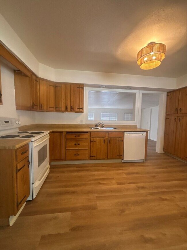 Building Photo - Lots of space and flexibility in a convenient Wheat Ridge Location