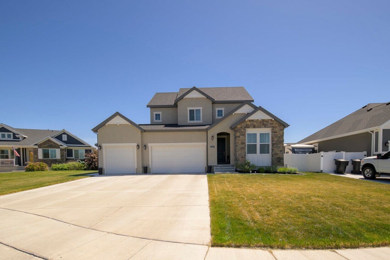 Primary Photo - Beautiful Home In Clinton Area!