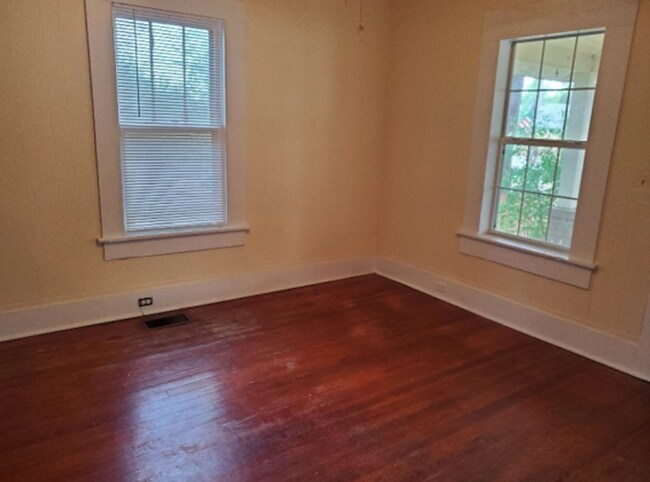 Foto del edificio - 2 Bed 1 Bath Spacious Home