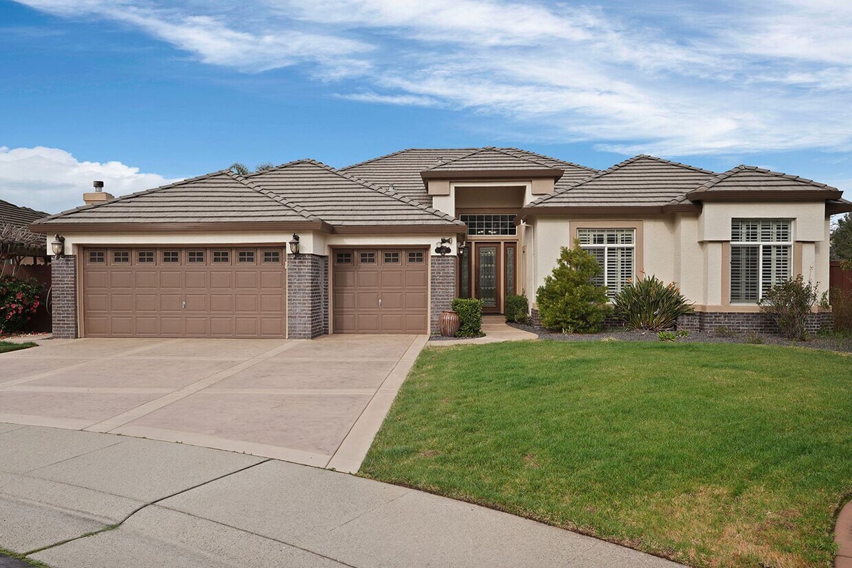 Primary Photo - Pristine 4 Bedroom with 3 Car Garage, Priv...