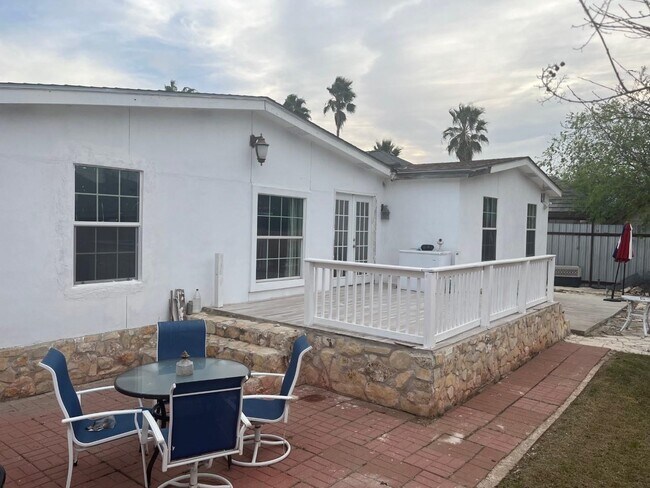 Building Photo - 304 E Croydon Pl