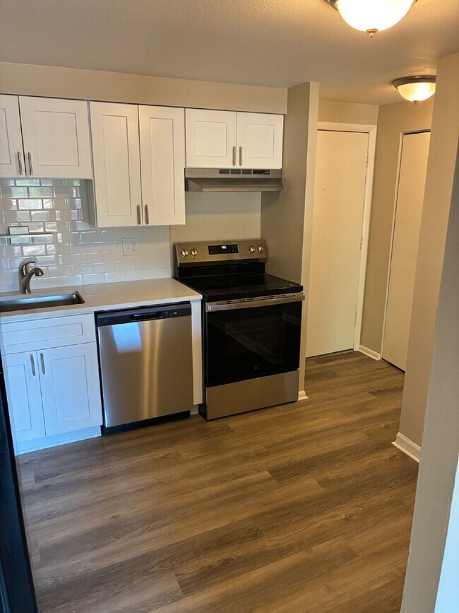 Foto del edificio - Updated 1 Bedroom 1 Bathroom on Ground Floor - Walkout Patio with easy access to amenities!